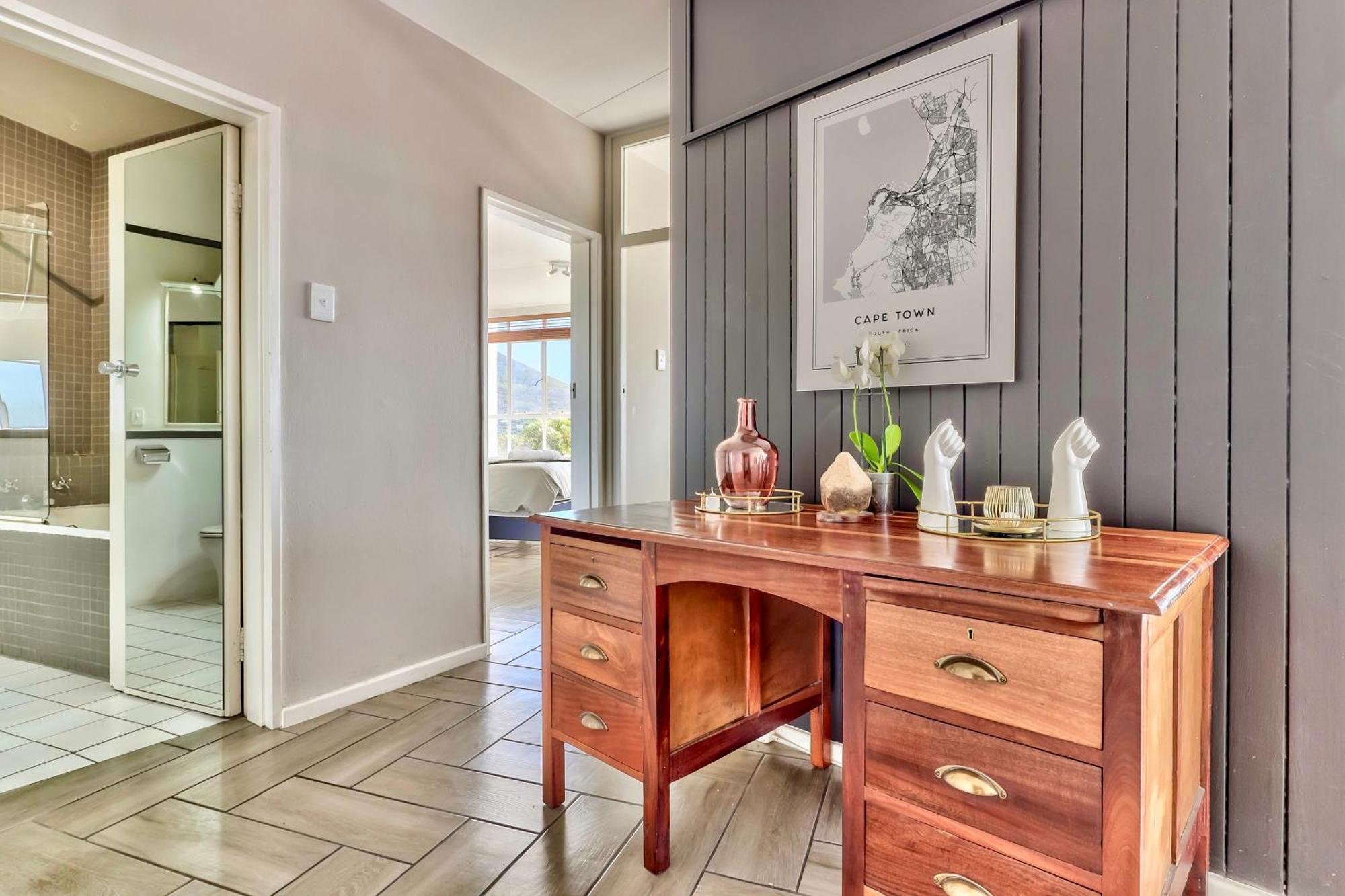The Scenic Disa Park Apartment, Table Mountain, & Ocean Views * Cape Town