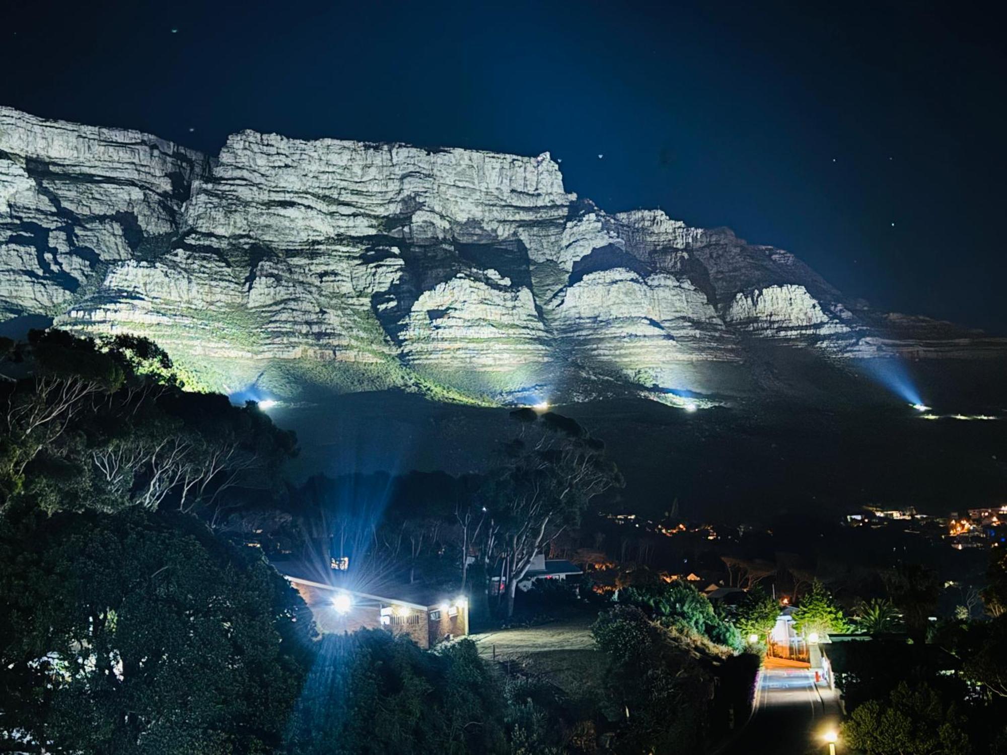 The Scenic Disa Park Apartment, Table Mountain, & Ocean Views *